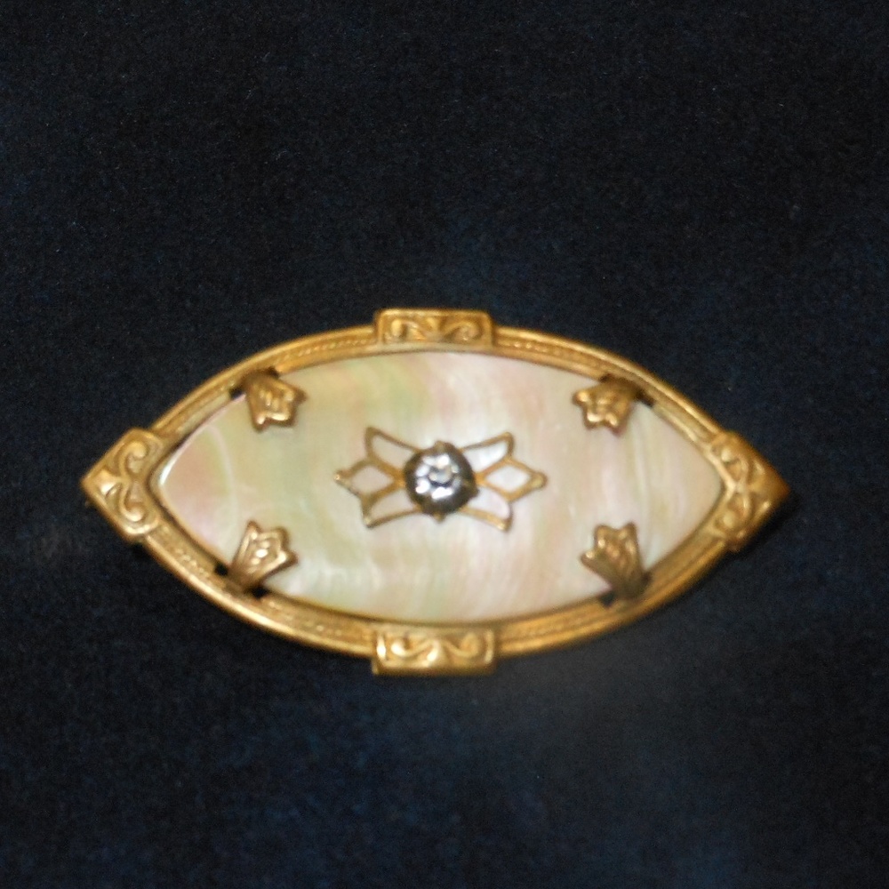 Dainty shell & rhinestone center stone Brooch